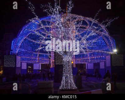 Albero illuminato di fronte alla cupola illumnated all'entrata di George Street Mercatino di Natale, parte di Edimburgo di Natale 2017. Foto Stock