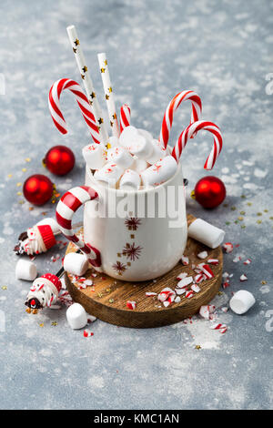 Composizione di natale con cioccolata calda decorata con marshmellows e candy canes Foto Stock