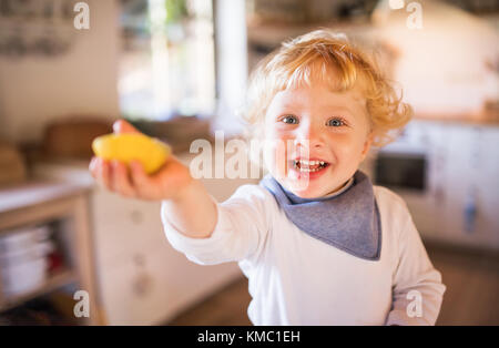 Il Toddler boy in cucina. Foto Stock
