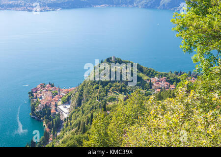 Castello di Vezio sopra il villaggio di varenna, lago di como, in provincia di Lecco, lombardia, italia Foto Stock