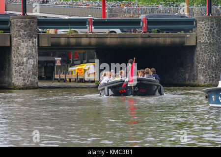 Amsterdam, Paesi Bassi - 20 Giugno 2015: la gente in barca a un tour dei canali di Amsterdam Foto Stock