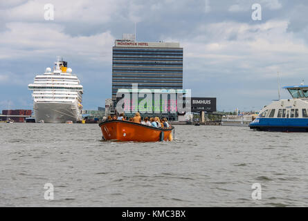 Amsterdam, Paesi Bassi - 20 Giugno 2015: la gente in barca a un tour dei canali di Amsterdam Foto Stock