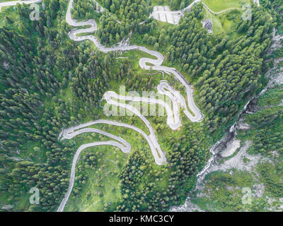 Vista aerea delle curve della strada tra boschi, Passo Maloja, Valle Bregaglia, cantone di Graubünden, Engadina, Svizzera Foto Stock
