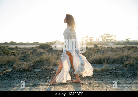 Giovane donna che cammina a piedi nudi, sola in natura. Foto Stock