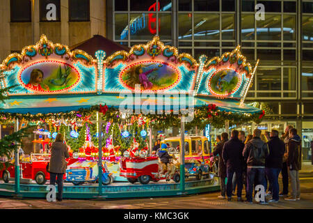 Giostra al mercatino di Natale a Dusseldorf, Germania Foto Stock