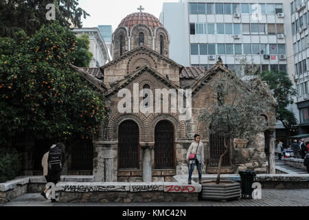 La chiesa di Panaghia kapnikarea sorge su ermou street, probabilmente la città più trafficata strada dello shopping. Foto Stock