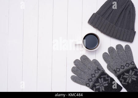 Uomini inverno abiti casual con tazza di caffè su sfondo di legno Foto Stock