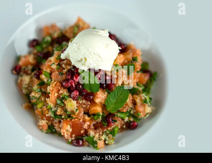 Insalata di verdure fresche, i semi di melograno e gelato, vista dall'alto Foto Stock