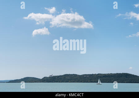 Vista di tihany e il lago di Balaton from Balatonfured, Ungheria Foto Stock