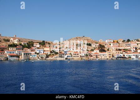 La vista da una nave traghetto in partenza porto Emborio sull'isola greca di Halki il 12 giugno 2010. Foto Stock