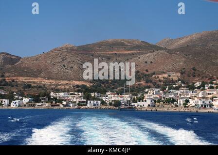 Il risveglio da Dodekanisos Seaways catamarano Dodekanisos traghetto Express in partenza porto di Livadia sull'isola greca di Tilos il 12 giugno 2010. Foto Stock