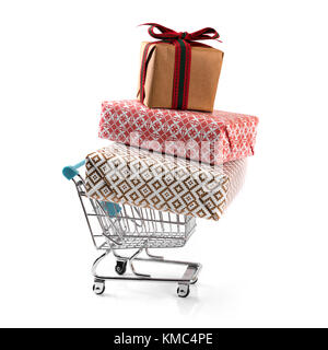Carrello con pila di doni isolati su sfondo bianco Foto Stock