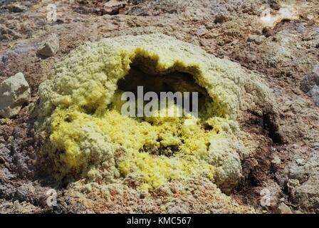 Il giallo dei cristalli di zolfo sulla superficie dell'stefanos cratere del vulcano sull'isola greca di Nissiros. Foto Stock