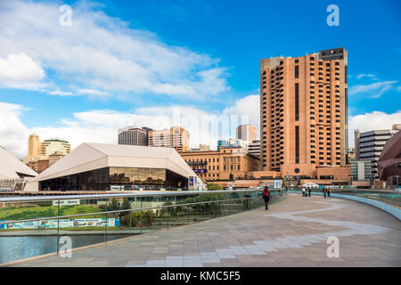 Adelaide, Australia - 27 agosto 2017: Adelaide città vista sul fiume Torrens passerella dalla banca del Nord durante il periodo invernale Foto Stock