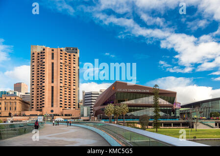 Adelaide, Australia - 27 agosto 2017: Adelaide InterContinental Hotel e Centro Congressi vista lungo fiume Torrens passerella durante il periodo invernale Foto Stock