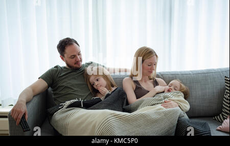 Relax in famiglia in soggiorno Foto Stock