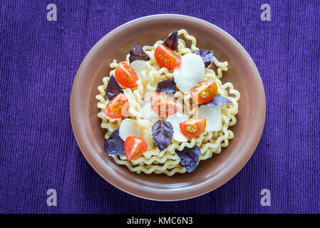 Fusilli lunghi con il formaggio e i pomodori ciliegia Foto Stock