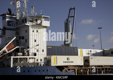 Nave portacontainer scaricata nel porto di Praia a Santiago, l'isola principale dell'arcipelago di Capo Verde nell'Oceano Atlantico centrale Foto Stock