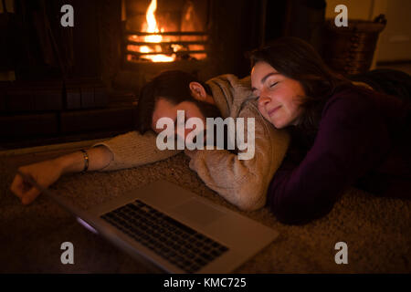 Paio di dormire sul pavimento nel soggiorno Foto Stock