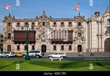 Gli intricati balconi di legno scolpito sul Palazzo dei Vescovi nella Plaza de Armes nel centro di Lima in Perù, Sud America. Foto Stock