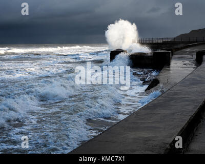 Onde che si infrangono sulle mura sul mare ad alta marea in South Bay a Scarborough North Yorkshire, Inghilterra Foto Stock