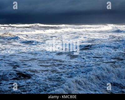 Onde che si infrangono in South Bay in un giorno di tempesta a Scarborough North Yorkshire, Inghilterra Foto Stock