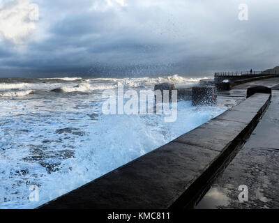 Onde che si infrangono sulle mura sul mare ad alta marea in South Bay a Scarborough North Yorkshire, Inghilterra Foto Stock