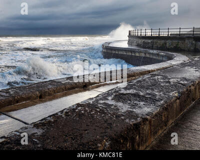 Onde che si infrangono sulle mura sul mare ad alta marea in South Bay a Scarborough North Yorkshire, Inghilterra Foto Stock