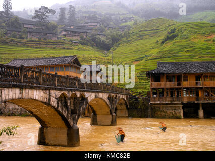 I pescatori di un fiume a Longsheng vicino a Guilin nel Guangxi Zhuang regione della Repubblica popolare cinese. Foto Stock