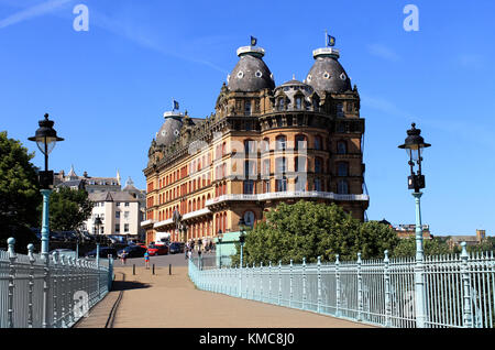 SCARBOROUGH, North Yorkshire, Inghilterra - XIX del giugno 2017: Grand Hotel Palazzo visto oltre il ponte Spa il 19 di giugno 2017 a Scarborough durante Foto Stock