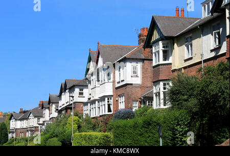 Fila di case moderne in Street, Scarborough, in Inghilterra. Foto Stock