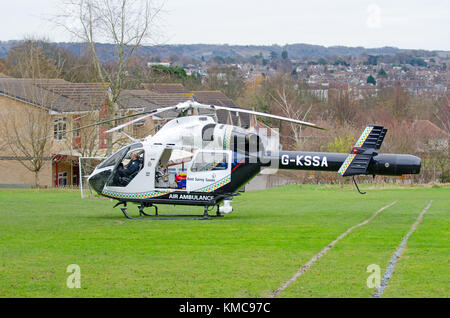 Maidstone, Kent, Regno Unito. Kent, Surrey e Sussex Air Ambulance G-KSSA sbarcati su un campo da gioco scolastico (Brunswick House Primary School, Maidstone) in attesa Foto Stock