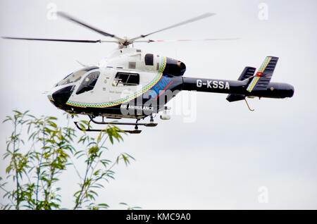 Maidstone, Kent, Regno Unito. Kent, Surrey e Sussex Air Ambulance G-KSSA sono sbarcati in un campo da gioco scolastico (Brunswick House Primary School, Maidstone) Foto Stock