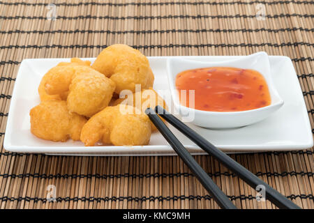 Gamberi fritti in pastella con un tuffo dolce al peperoncino Foto Stock