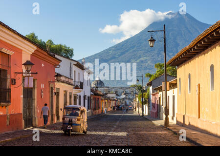 Case coloniali con vista sul vulcano Agua sullo sfondo | Antigua | Guatemala Foto Stock