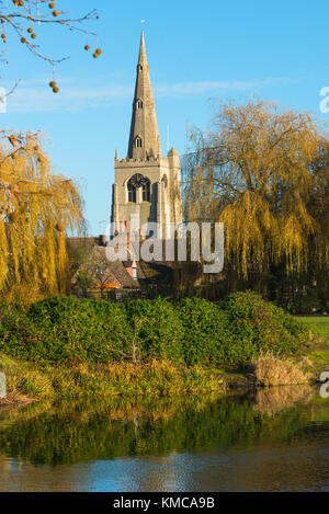 Santa Maria la Vergine Chiesa riflessa nella piscina inferiore fuori la grande fiume Ouse, Godmanchester, Cambridgeshire, England, Regno Unito Foto Stock