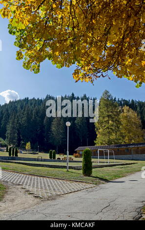 Veduta autunnale verso il giardino pubblico con una foresta naturale nuovo open-air kindergarten, montagna Rila, Bulgaria Foto Stock