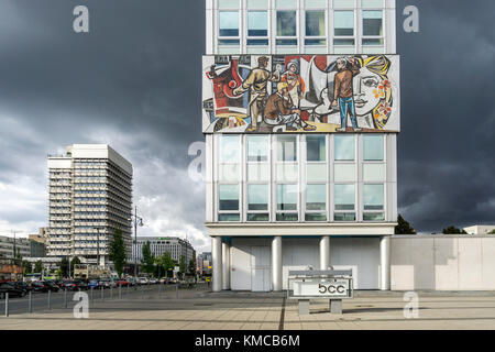 Haus des Lehrers. L'architetto Hermann Henselmann 1964, BCC, centro congressi, Berlino Foto Stock
