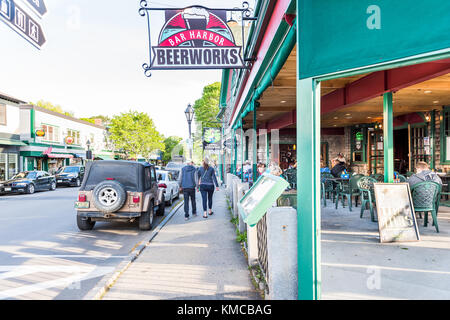 Bar Harbor, Stati Uniti d'America - 8 giugno 2017: persone passeggiate rilassanti sul marciapiede nel centro di villaggio sull'isola di Mount Desert nel New England in vacanza in estate da Foto Stock