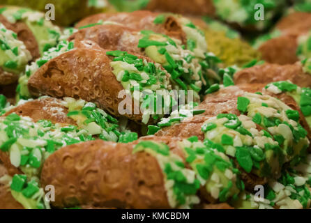 Prodotti tipici siciliani dolci a base di pecora e ricotta al pistacchio Foto Stock