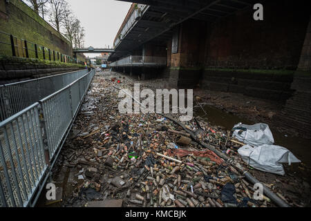 Rochdale Canal a Deansgate Locks si scarichi di rifiuti e rifiuti In Manchester, Inghilterra, Regno Unito Foto Stock