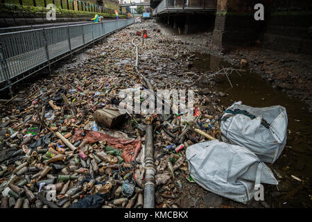 Rochdale Canal a Deansgate Locks si scarichi di rifiuti e rifiuti In Manchester, Inghilterra, Regno Unito Foto Stock