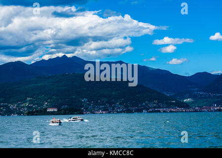 Vista sulla linea costiera del lago maggiore, l'Italia, Regione Lombardia. paesaggio italiano, con montagne e acqua Foto Stock