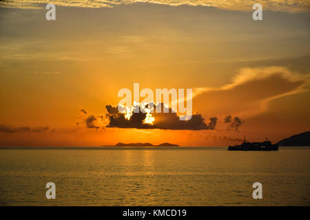 Sunrise dal mare a Samui Island in Thailandia Foto Stock