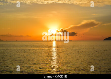 Sunrise dal mare a Samui Island in Thailandia Foto Stock