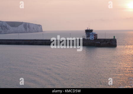 Sunrise Turneresque oltre il porto di Dover, Kent, Regno Unito con scogliere bianche Foto Stock