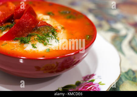 Cibo messicano - huevos rancheros. uova in camicia in salsa di pomodoro e salsa di altre verdure. vista superiore Foto Stock