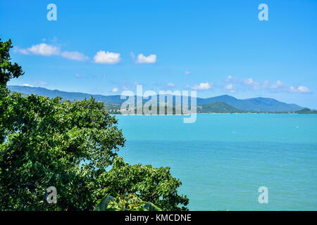 Bellissimo paesaggio e paesaggi marini del mare e della spiaggia dell'isola di Samui, Tailandia Foto Stock