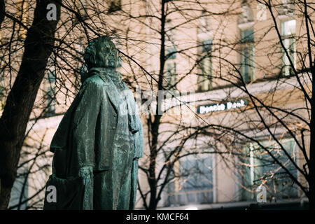 Helsinki, Finlandia. vista serale del monumento al poeta finlandese e giornalista Eino Leino nel parco esplanade. Foto Stock