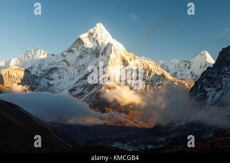 Ama Dablam (6856m) picco vicino al villaggio di dingboche nel khumbu area del Nepal, sul sentiero che conduce al campo base Everest. Foto Stock